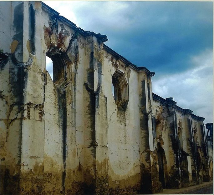 Tall, ruinous walls with large octogonal windows.